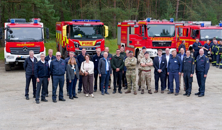 Landrat Christoph Rüther (Mitte) beobachtete die Senne-Übung auf dem Truppenübungsplatz gemeinsam mit Vertretern von Kommunen, den britischen Streitkräften, Feuerwehren und Hilfsorganisationen. © Verband der Feuerwehren im Kreis Paderborn  